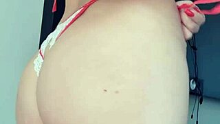 Look at this loira vagabunda showing off in a towel by the window