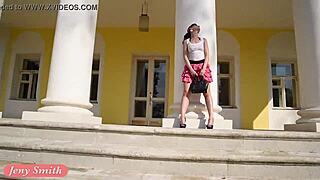 jeny smith flashing legs under skirt in public, so cute! 😜