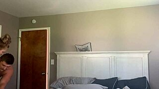 Блондинка милф скачет на члене соседа пока жена в отъезде