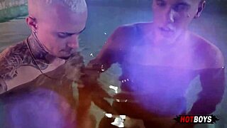 Fodendo o cu do safado