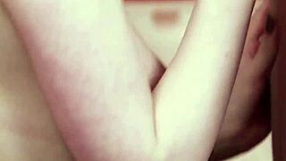 Človek, ta živahna lepota pogoltne vsako kapljo cum na obrazu! 😍