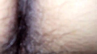 Donna si tocca in modo suggestivo