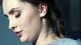 Ekte europeisk jente blir fingret og gir blowjob for ansiktsutløsning