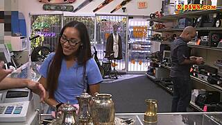 Wow, this amateur babe in glasses gets nailed at the pawnshop! 😍