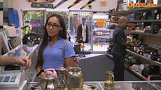 Wow, this amateur babe in glasses gets nailed at the pawnshop! 😍