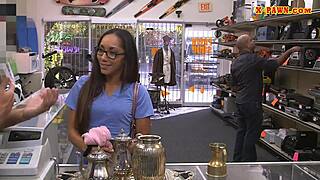 Wow, this amateur babe in glasses gets nailed at the pawnshop! 😍