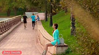 Jeny Smith neckt in durchsichtigem Kleid mit frechem öffentlichen Blitzen