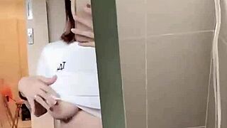 Asiatica se MASTURBA en su casa sola.