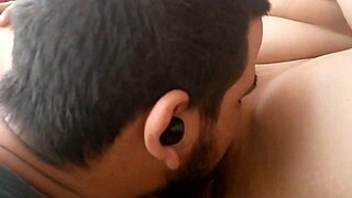 Lucrez cu un dildo de 23cm și mă masturbez lent, simțind fiecare bucățică