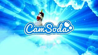 Saya regangkan lubang pantat ebony besar saya dengan dildo di webcam.