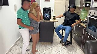 amigo me presta a su hermosa novia para bailar pero se me levanto la polla cuando empez� a frotarme su culo al frente de su novio ntr