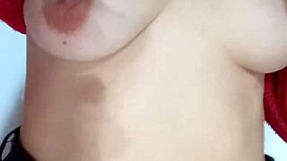 Jugando Con Un Cinto Ii Azotándome Las Tetas