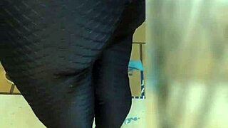 Mature Peruvian MILF Flashes on Lima Streets