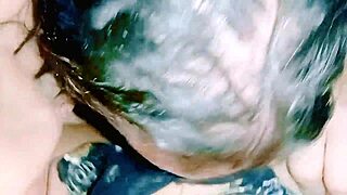 La encontré con las chichis de fuera y la grabé sin que se diera cuenta