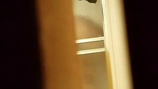 Watch the prostitute shave her hairy pussy