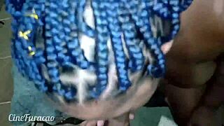 Pullukka ruskeatukka luonnollisilla tisseillä nauttii anaali-leikistä.