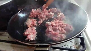 My hot mother-in-law teaches cooking, but I want to eat her pussy