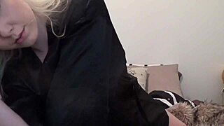 blonde girl does webshow on sexycams24 eu
