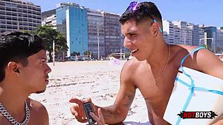 Mamando Piroca do Vendedor de Picolé na Praia com Amigos