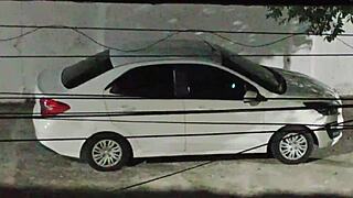 fode com amante no carro na frente de casa e volta cheia de porra sorridente