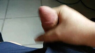 Hei Guys, Mau Onani Bareng Aku untuk Cewek Malam Ini?