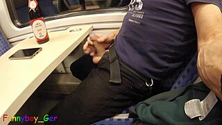 Aku coba onani di kereta tapi diganggu