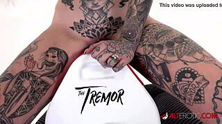 yo, tattooed amber luke tries riding the tremor for her first time! 🔥