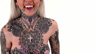 yo, tattooed amber luke tries riding the tremor for her first time! 🔥