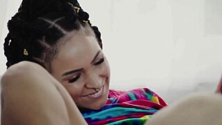 qween e pocahontas rub their big asses after gossiping about the boy 😏