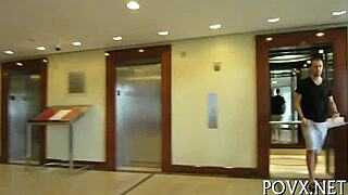 Jasna cholera, ta ledwo legalna nastolatka 18+ suka ssie kutasa i liże jajca jak szalona!