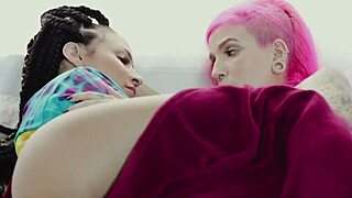 qween e pocahontas rub their big asses after gossiping about the boy 😏