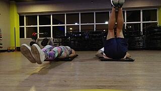 V posilovně bez kalhotek intenzivně trénuje