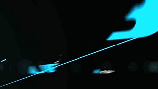 Nick Manning vede tvrdou trojku s divokým kouřením a výstřiky na kundy