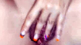 se masturba para mi and i'm losing control. every stroke drives me wild with need.