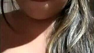 La deliciosa fantasia de mi hermosa hermanastra se masturba en mi departamento