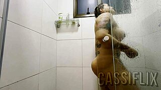 depilei a bucetinha para deixar ele louco olhando meu grelo enquanto chupava aquele pau gostoso