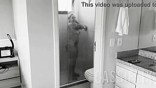 depilei a bucetinha para deixar ele louco olhando meu grelo enquanto chupava aquele pau gostoso