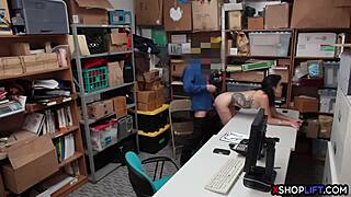 Dunne winkeldief tiener 18+ ruilt kutje voor vrijheid.