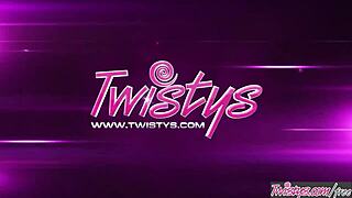 Lexi Blooms joacă solo cu jucărie în pizdă udă.