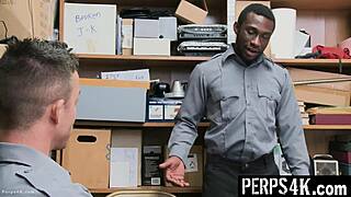 ゲイ警官がツインクを罰として犯す