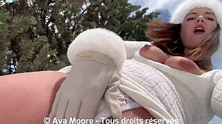 je jouis avec un gros sextoy dans le cul dehors