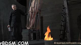 Sierva amordazada complacida con juguetes vibradores 😈