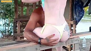 trio na beira do rio fudendo gostoso e no final gozei na bucetas das duas 😍