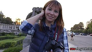 Análne vyskúšaná slúžka na štyroch, tvrdo oraná v pohľade zblízka