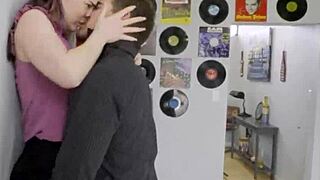 Любовници се гмуркат в лудо лижане на блондинска кунка