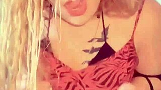 Het Blond Gudinna Dansar I Krokfria Trosor För Finansiell Domination.