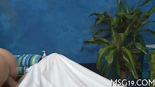 this active masseuse is giving an amazing head job 😏