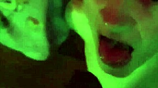 Kamu lihat cewek tattoo cantik sandraxo1 nge-blowjob sambil diikat?