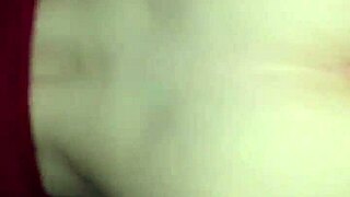 Persoană primește backshots în scenă gay interrasială