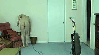 Gejski nudist čisti hišo, oops pozabil obleko